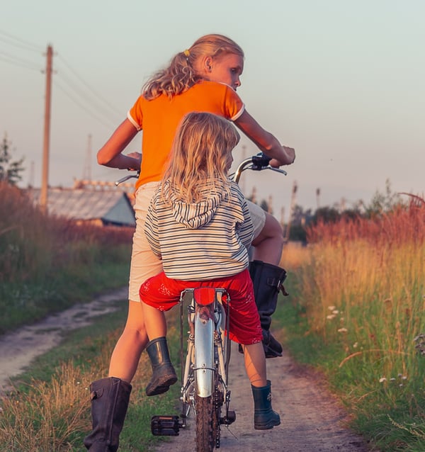 zwei Mädchen auf dem Fahrrad